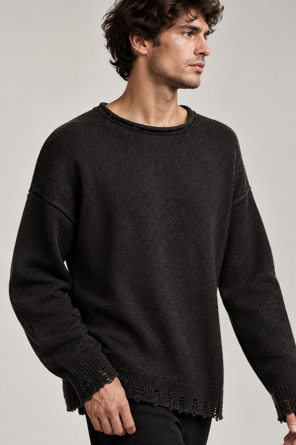 Maglioncino nero, vista laterale su modello uomo