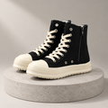 Sneaker alta nera su piedistallo in studio minimal