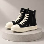 Sneaker alta nera su piedistallo in studio minimal